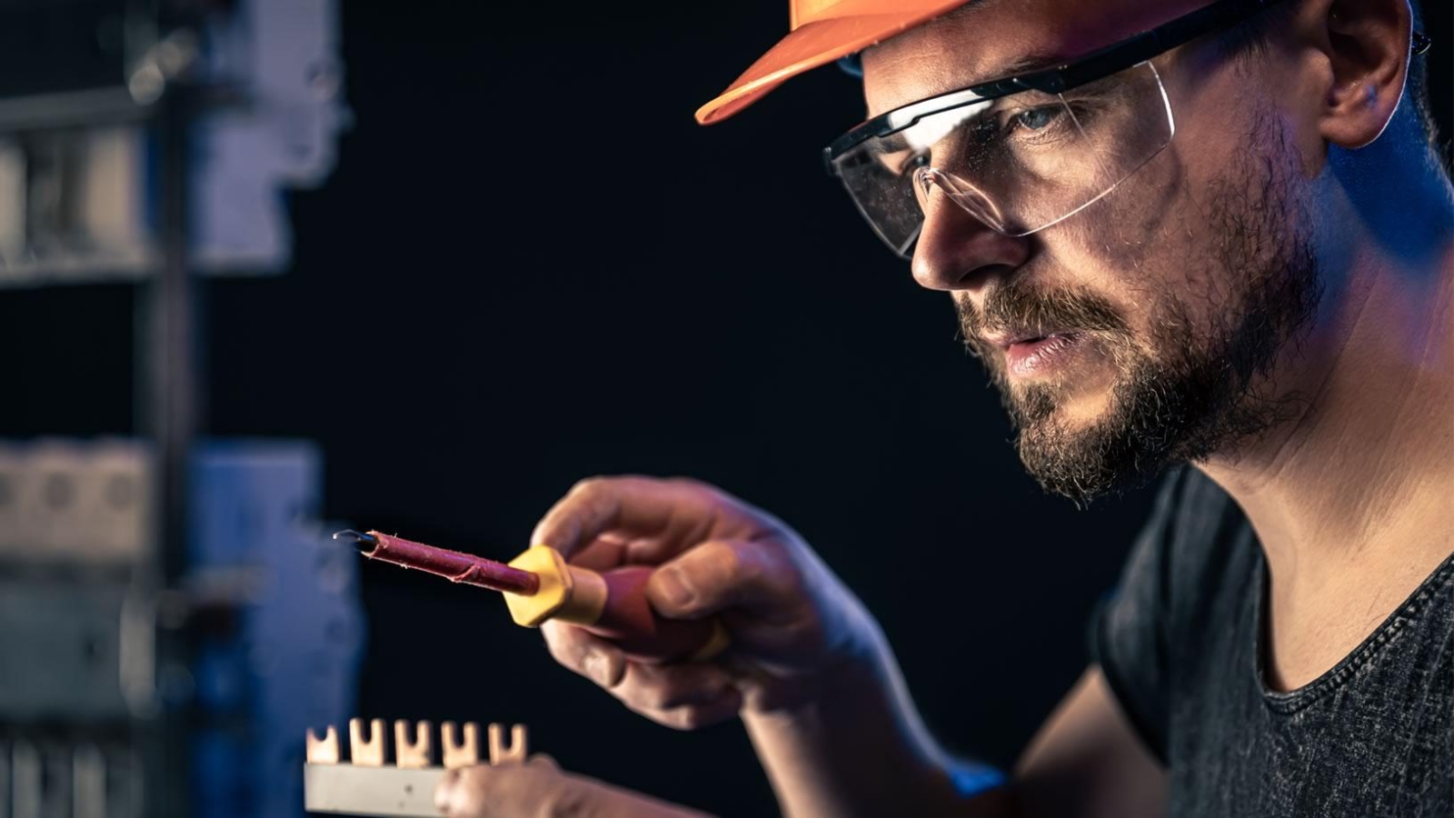 1208-5-cursos-tecnicos-que-todo-eletricista-precisa-ter-no-curriculo